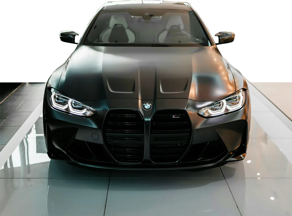 STK na klik - obrázek černého BMW auta se známkou STK a zelenou fajfkou