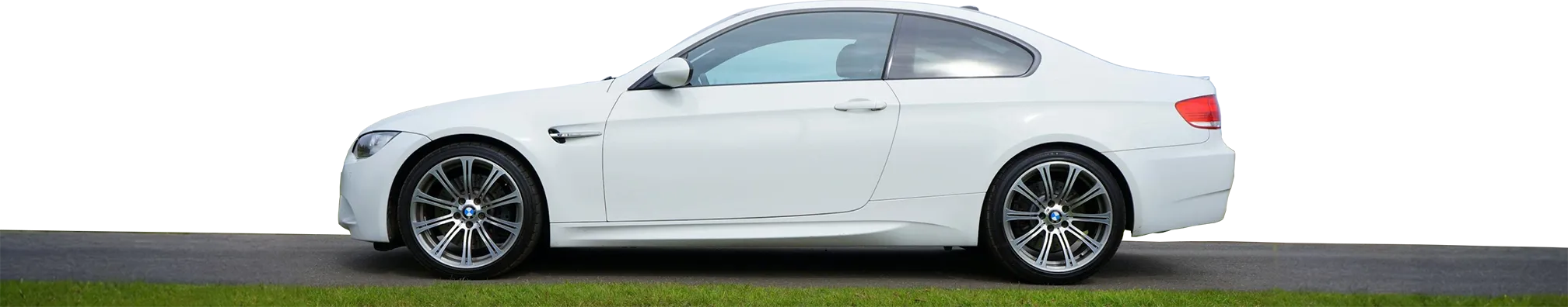 STK na klik - obrázek černého BMW auta se známkou STK a zelenou fajfkou