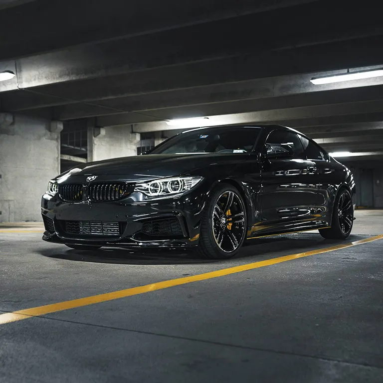 BMW vozidlo v přírodě