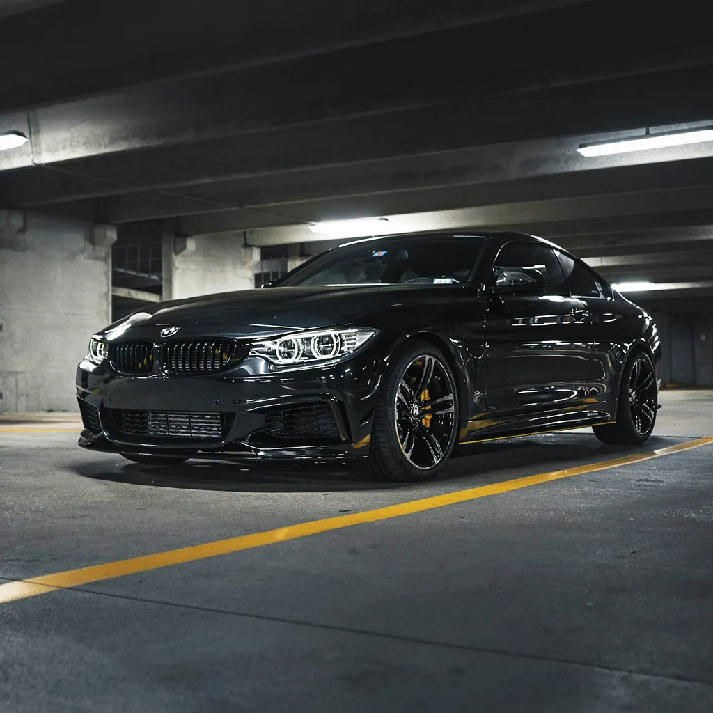 BMW vozidlo v přírodě